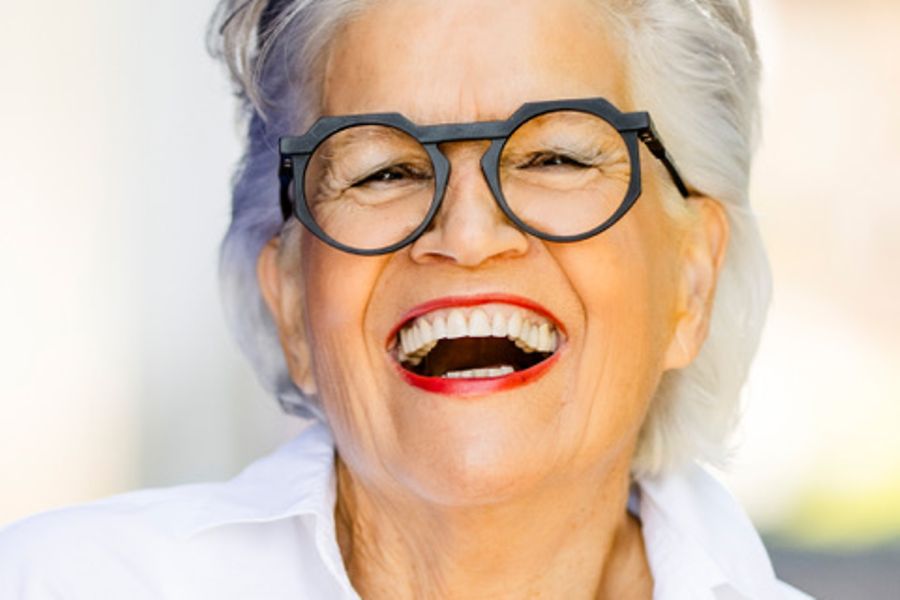 Porträt von Greta Silver, sie lacht mit offenem Mund und wirft den Kopf in den Nacken
